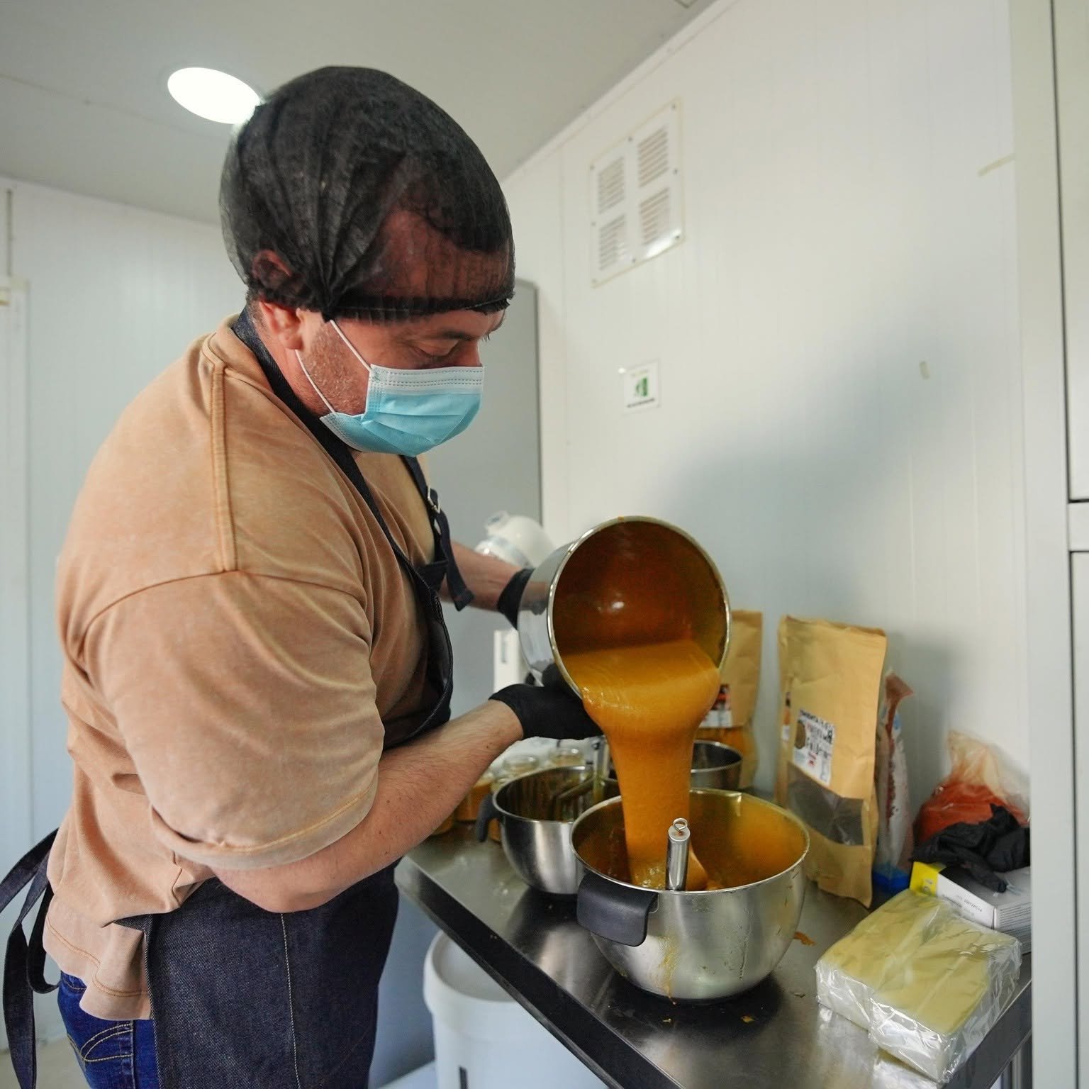 Envasado manual de miel en nuestra sala de procesos